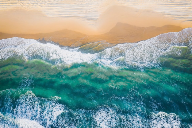 Piękne wybrzeże z czystą fotografią drona z wodą morską