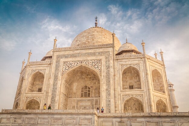 Piękne zbliżenie strzał budynku Taj Mahal w Agrze w Indiach pod zachmurzonym niebem