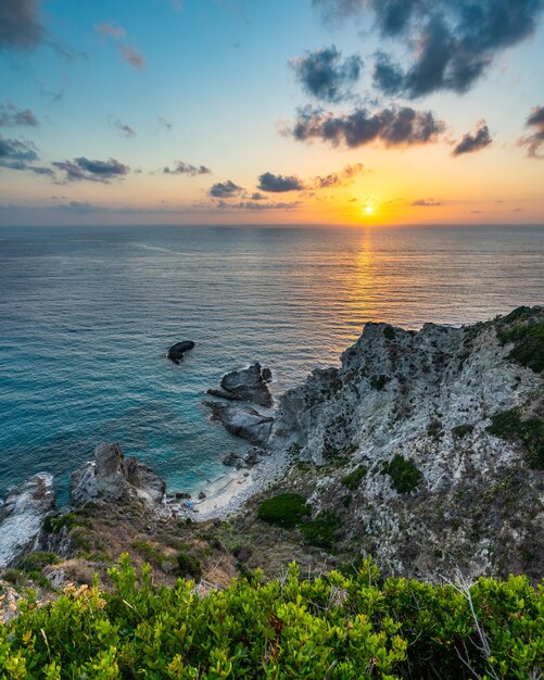 Piękne zdjęcie Capo Vaticano o zachodzie słońca, Kalabria, Włochy