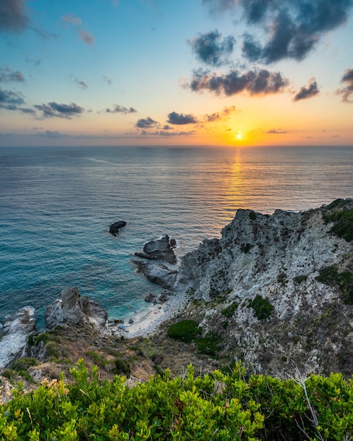 Piękne zdjęcie Capo Vaticano o zachodzie słońca, Kalabria, Włochy