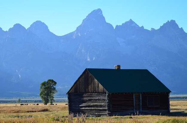 Piękne zdjęcie drewnianego domu w Parku Narodowym Grand Teton, Wyoming