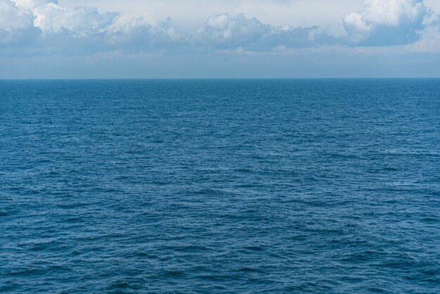 Piękne zdjęcie fal morskich.