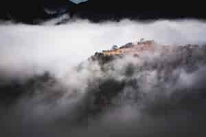 Bezpłatne zdjęcie piękne zdjęcie góry nad mgłą