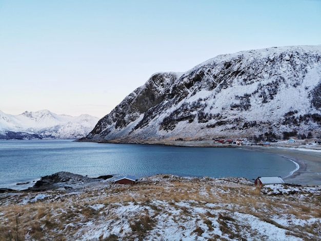 Piękne zdjęcie ośnieżonych gór i scenerii na norweskiej wyspie Kvaloya