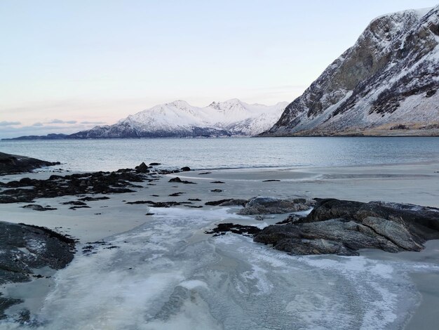 Piękne zdjęcie ośnieżonych gór i scenerii na norweskiej wyspie Kvaloya