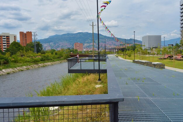 Piękne zdjęcie parku nad rzeką Medellín, Kolumbia