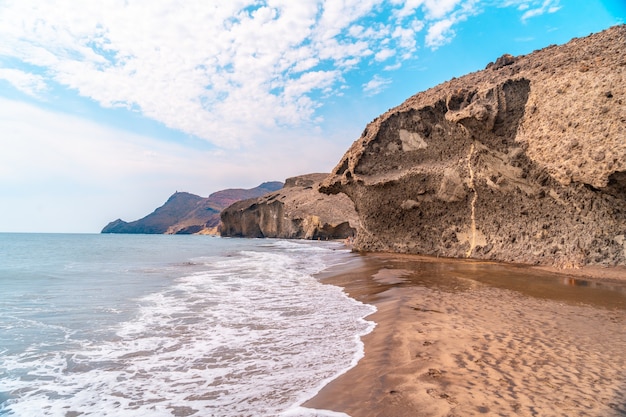 Piękne zdjęcie plaży Monsul w Andaluzji. Hiszpania, Morze Śródziemne