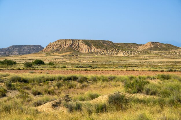 Piękne zdjęcie półpustynnego regionu naturalnego Bardenas Reales w Hiszpanii