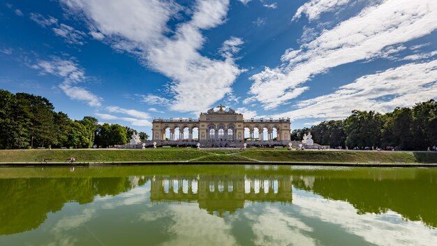 Piękne zdjęcie schönbrunn schlosspark w wiedniu, austria