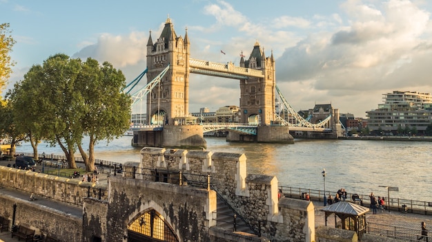 Piękne zdjęcie Tower Bridge w Londynie w Wielkiej Brytanii