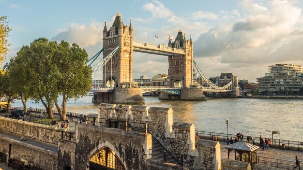 Piękne zdjęcie Tower Bridge w Londynie w Wielkiej Brytanii