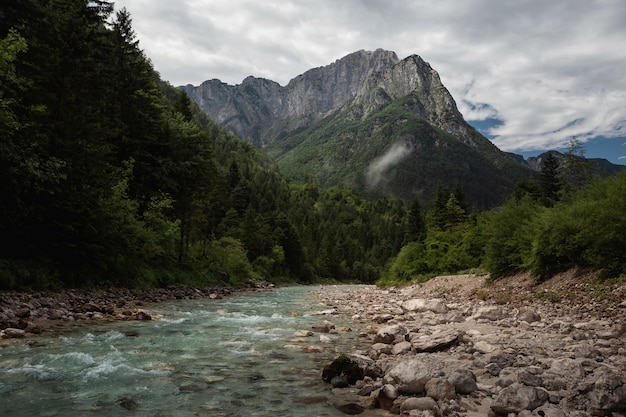 Piękne zdjęcie Triglav National Park, Słowenia pod zachmurzonym niebem