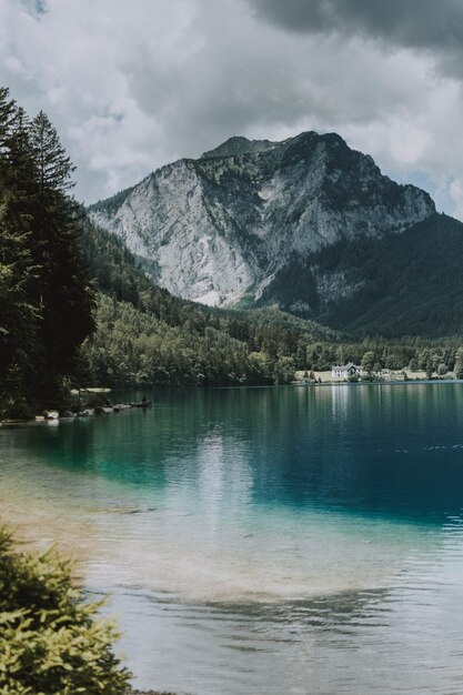 Piękne zdjęcie Vorderer Langbathsee w części Salzkammergut w Górnej Austrii