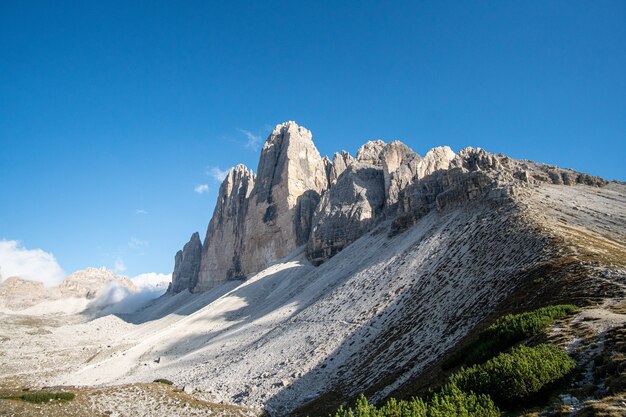 Piękne zdjęcie włoskich Dolomitów ze słynnymi Trzema Szczytami Lavaredo