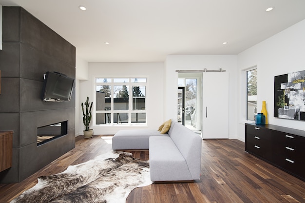Piękne zdjęcie wnętrza nowoczesnego domu z białymi relaksującymi ścianami oraz meblami i technologią