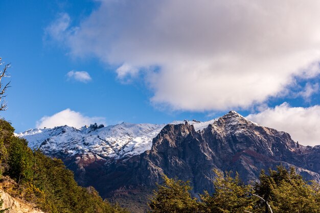 Piękne zdjęcie wysokich gór w Bariloche, Patagonia, A
