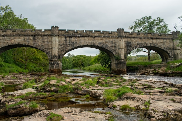 Piękne zdjęcie zabytkowego mostu znajdującego się w Parku Narodowym Yorkshire Dales w Anglii