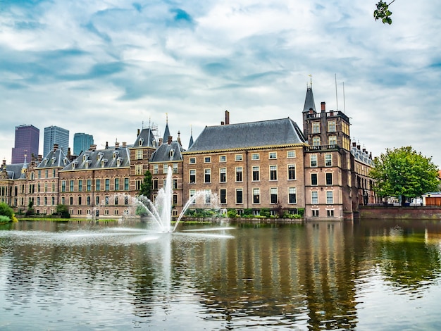 Piękne zdjęcie zabytkowego zamku Binnenhof w Holandii