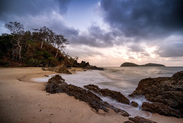 Piękne zdjęcie zatoki w pobliżu oceanu pod zachmurzonym niebem w Cairns Cape Tribulation Australia