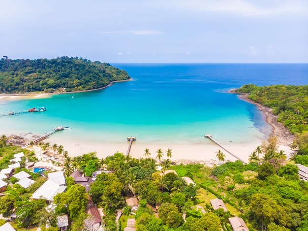 Pięknej przyrody tropikalna plaża i morze