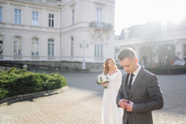 Piękni potomstwa fasonują stylowego pary odprowadzenie na ulicie w mieście