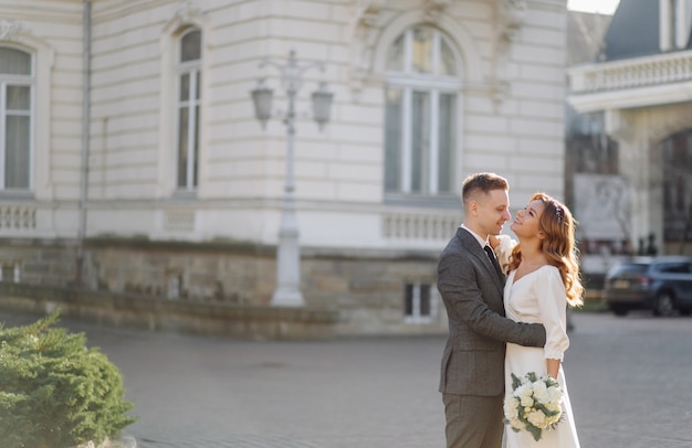 Piękni potomstwa fasonują stylowego pary odprowadzenie na ulicie w mieście