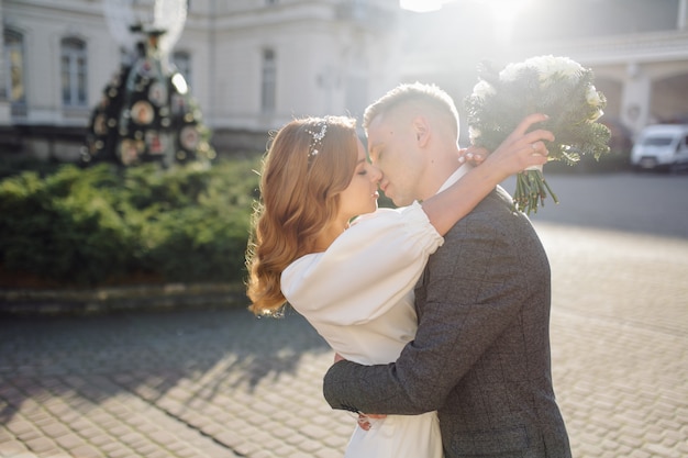 Bezpłatne zdjęcie piękni potomstwa fasonują stylowego pary odprowadzenie na ulicie w mieście