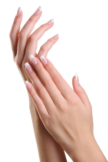 Bezpłatne zdjęcie piękno eleganckie kobiece dłonie z french manicure na białym tle