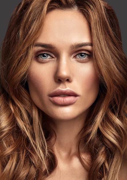 Bezpłatne zdjęcie piękno mody portret młody blond kobieta model z naturalnym makeup i perfect skóry pozować