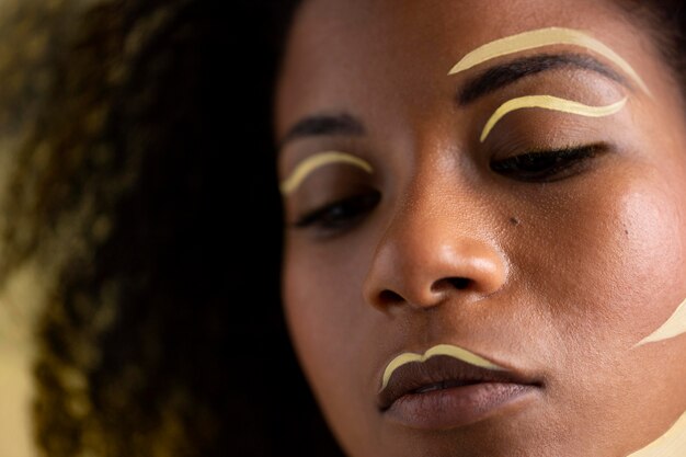 Piękno portret kobiety afro z etnicznym makijażem