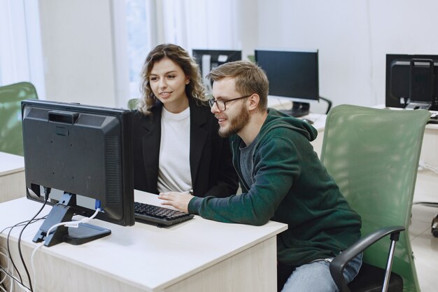 Piękno z przyjacielem. Mężczyzna i kobieta komunikują się. Studenci studiują informatykę.