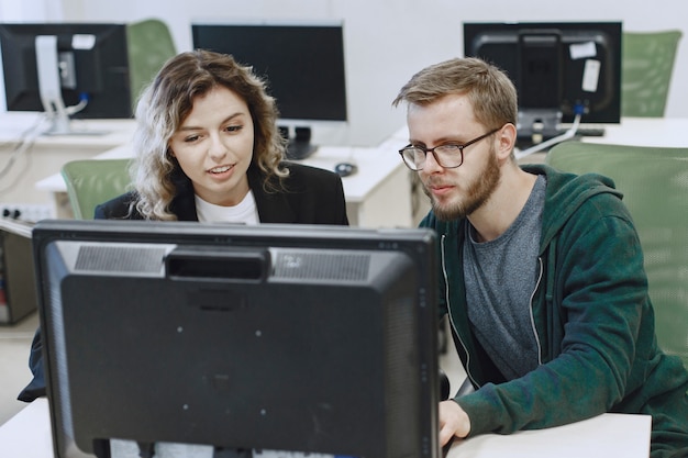 Piękno z przyjacielem. Mężczyzna i kobieta komunikują się. Studenci studiują informatykę.