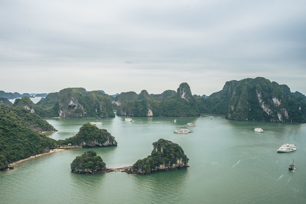 Piękno Zatoki Ha Long, Wpisanej Na Listę Dziedzictwa Unesco