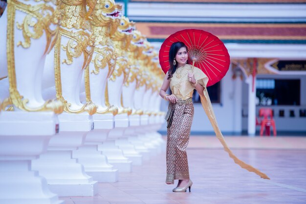 Piękny asian z miłym wyrazem twarzy. Fantazja piękna Tajlandzka kobieta.