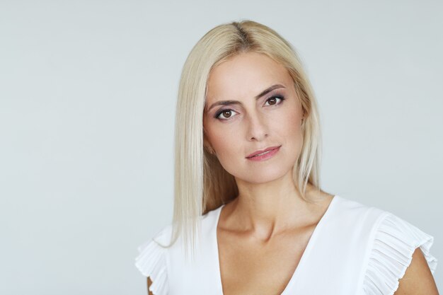 Piękny blond kobieta portret