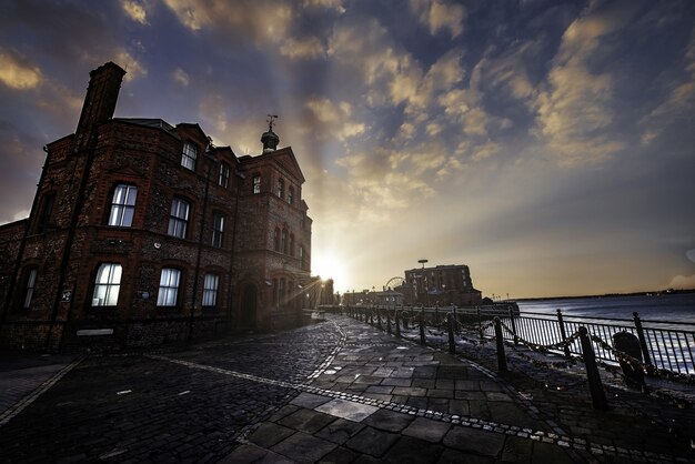 Piękny budynek blisko morza w Liverpoolu podczas zachodu słońca