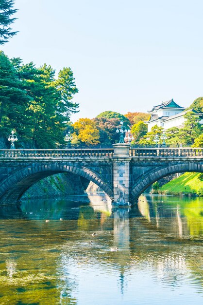 Piękny budynek pałacu cesarskiego w Tokio