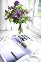 Bezpłatne zdjęcie piękny bukiet purpurowe kwiaty z otwartym magazynie