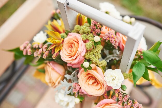 Piękny bukiet w wazonie Dekoracja kwiatów podczas ceremonii ślubnej.
