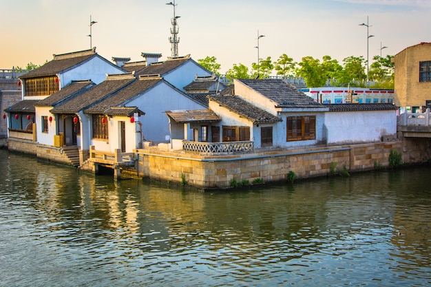 Piękny chiński stare domy krajobraz z rzeką