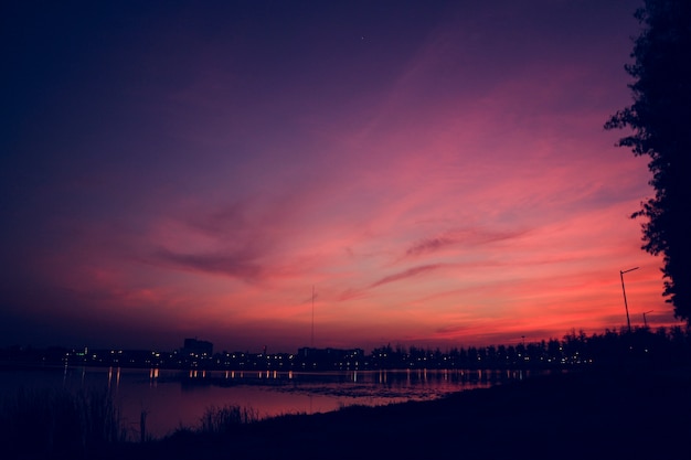 Piękny cloudscape zmierzchu wieczór świt