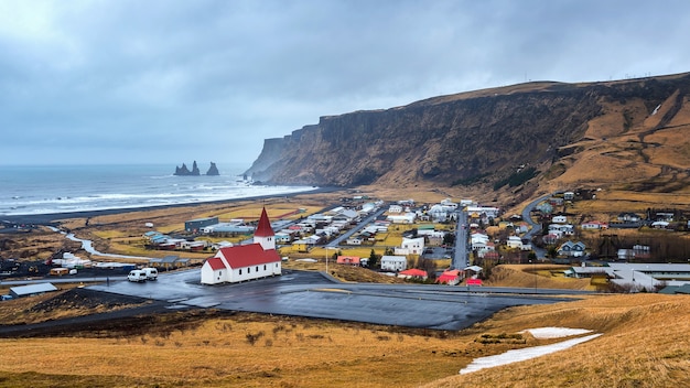 Piękny Czerwony Kościół i wioska Vik, Islandia.