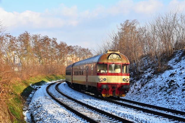 Piękny czeski pociąg pasażerski z wagonami.