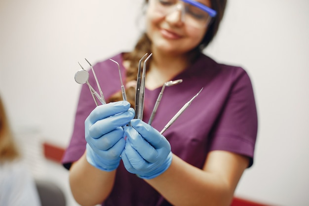 Piękny dentysta pracuje na klinice dentystycznej