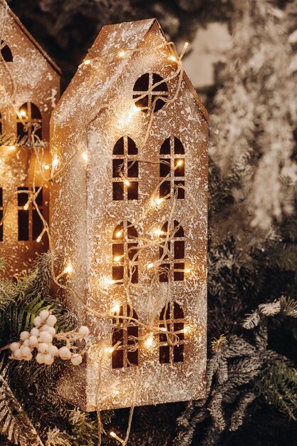 Piękny dom bożonarodzeniowy ze światłami