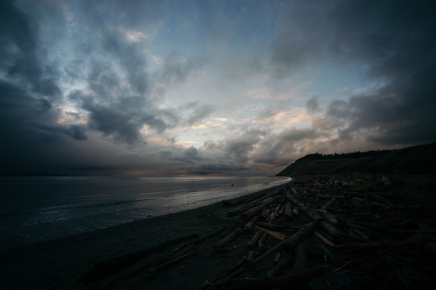 Bezpłatne zdjęcie piękny dramatyczny strzał wybrzeża oceanu z zapierającym dech w piersiach niebem