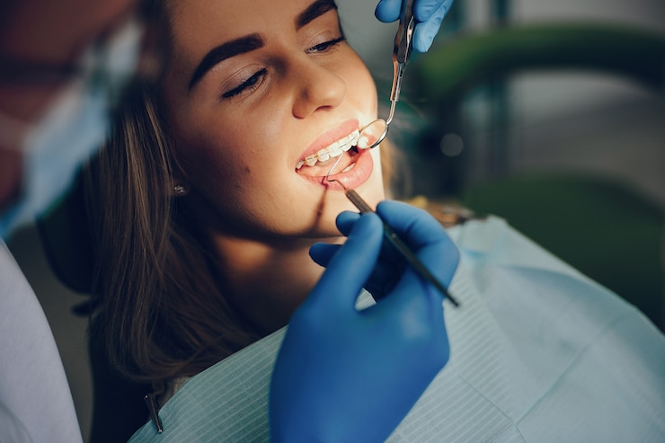 Bezpłatny plik Zdjęcie piękny dziewczyny obsiadanie w dentysty biurze