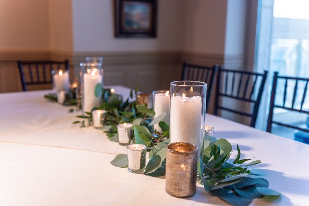 Piękny elegancki stół weselny ozdobiony kompozycjami kwiatowymi i świecami