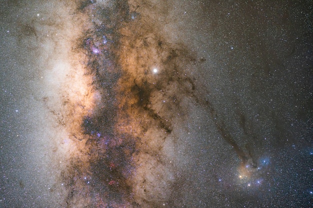 Piękny galaktyczny rdzeń Drogi Mlecznej z kompleksem chmur Rho Ophiuchi. Fotografia z długim czasem naświetlania.