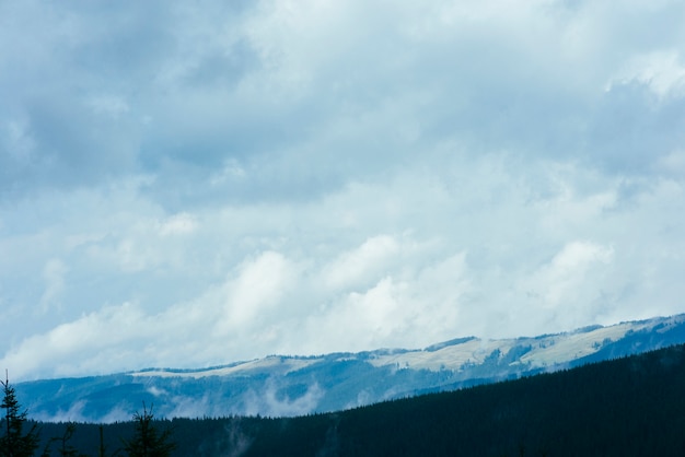 Piękny góra krajobraz z lasowym naturalnym parkiem i cloudscape